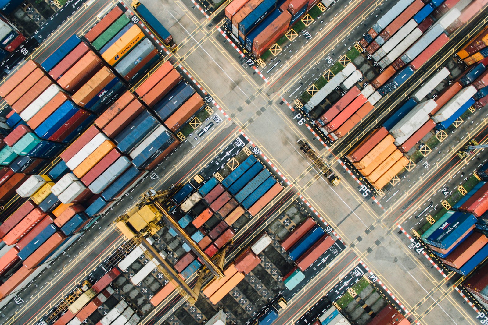 Vue aérienne de conteneurs dans un port de commerce